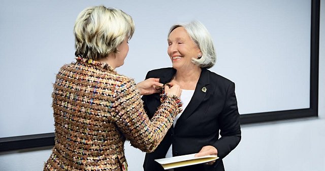 Emniyet Otomasyonu lideri PILZ'in Eski Yönetim Kurulu Başkanı Renate PILZ, Federal Almanya Cumhuriyeti Başarı Nişanı ile onurlandırıldı.