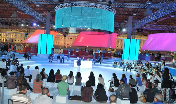 Knauf’un 10 bin metrekarelik Arena’sı göz kamaştırdı, 15 kilometrelik RGB LED ile parladı