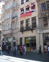 İşten çıkarılan işçiler firma binasını bastı