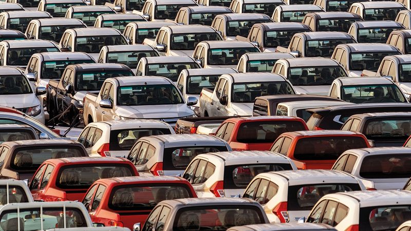 Otomotiv pazarı frene bastı,  savaş zammı yolda