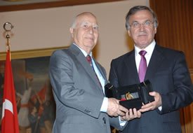 Ahmet Çuhadaroğlu, Türkiye Büyük Millet Meclisi Üstün Hizmet Ödülü'ne layık görüldü