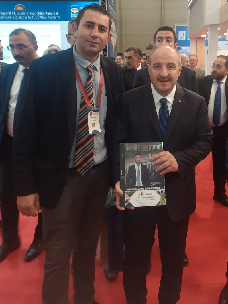 Demir &Ccedil;elik Store yetkilisi S&uuml;leyman Aslan Bakan Varank'ın yanında