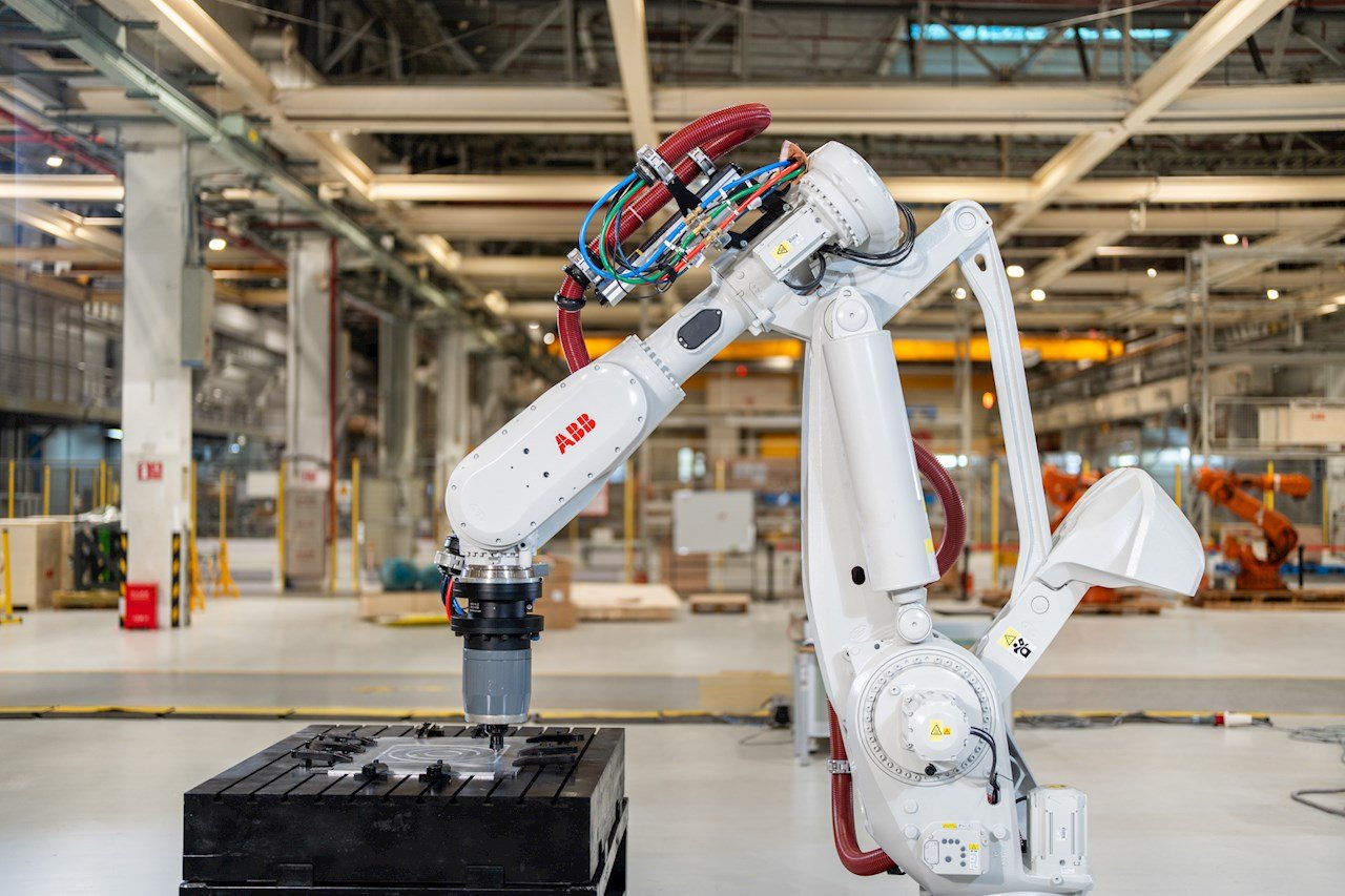ABB, modüler büyük robot portföyünü genişletiyor