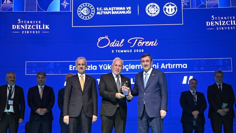 Tosyalı Limanı’na Türkiye Denizcilik Zirvesi’nde ödül
