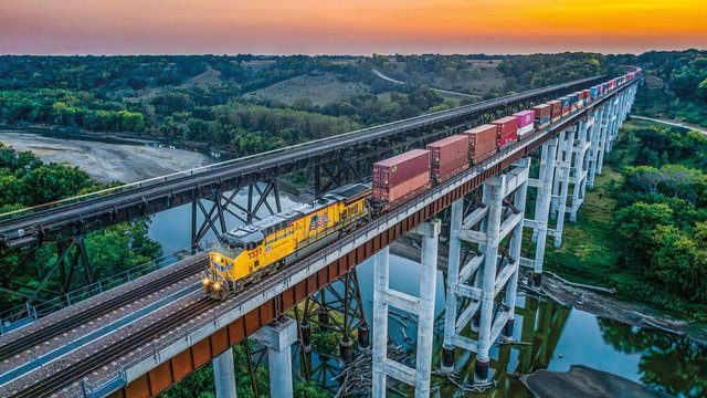 Pueblo’daki yeni ray tesisi Union Pacific’e ilk 100 metrelik rayını gönderdi