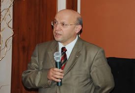 ''Büyük düşünmek büyük olmaya giden en tartışmasız kapıdır''