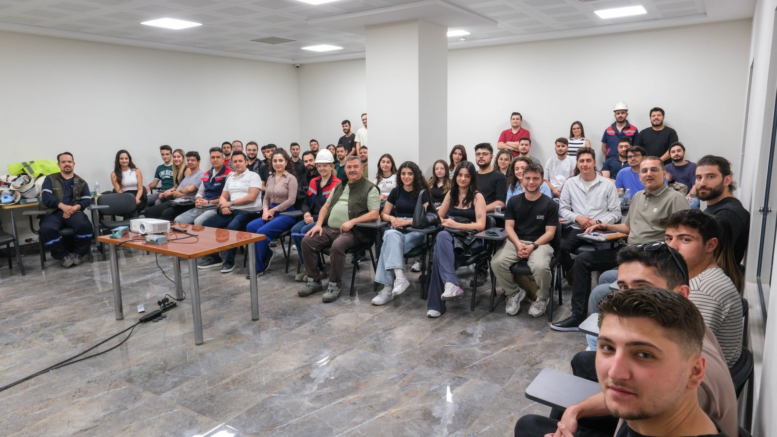 MCBÜ ÖĞRENCİLERİ KARDEMİR ÇELİK TESİSLERİNİ YERİNDE İNCELEDİ