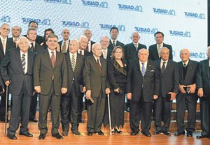 TÜSİAD, gala gecesinde 40 yıllık üyelere ödül verdi